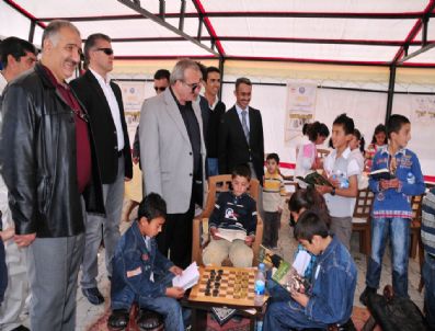 İBRAHIM İLHAN - Vali Karaloğlu Panayır Kütüphaneyi Gezdi