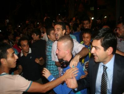 SARı LACIVERTLILER - Adana`da Fenerbahçe İzdihamı