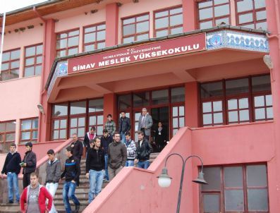 Bir Koltukta İki Görev