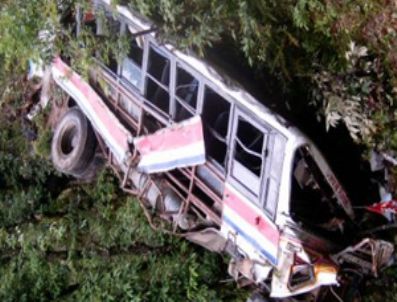 ASSOCIATED PRESS - Devrilen tur otobüsü 10 kişiye mezar oldu...