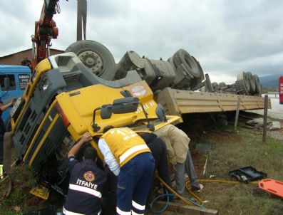 Devrilen tırın altında sıkıştı