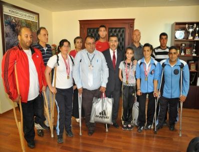 ORHAN ÖZDEMIR - Engelli Sporcular Başkan Çelikcan’ı Ziyaret Etti