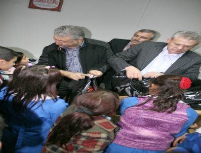 AKMEŞE - Öğrencilere Üniforma Dağıtıldı