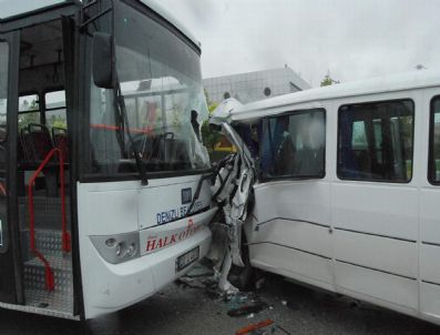 MUSTAFA UYGUN - Otobüsle Minibüs Çarpıştı: 11 Yaralı