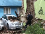 Rüzgar Metruk Evin Duvarını Yıktı