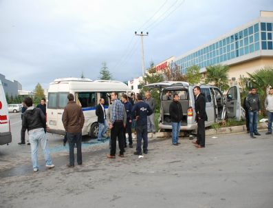 BURSA DEVLET HASTANESI - Servis Minibüsleri Çarpıştı: 23 Yaralı