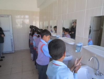 Siirt Milli Eğitim Müdürü Kızbaş, El Sabunu Dağıttı