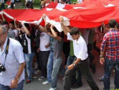 MAHMUR KAMPı - '24 şehit' haberi vatandaşı sokağa döktü