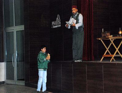 Ahmet Yenilmez`in Tek Kişilik Tiyatro Oyunu Safahat İlgiyle İzlendi