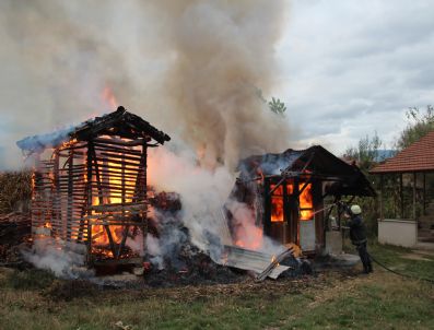 BAYRAM SEVEN - Akyazı’da Samanlık Yangını