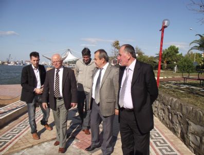 Dev Dalgalar Sahil Bandına Zarar Verdi