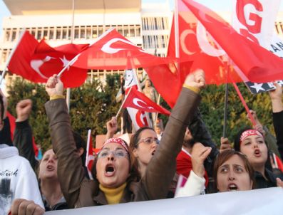 İzmir`de Binler Şehitler İçin Sokağa İndi