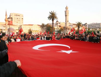 İzmir`de Binlerce Vatandaş, Şehitler İçin Sokağa İndi