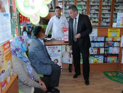 SELÇUK ÇETIN - Pursaklar Belediye Başkanı Selçuk Çetin, Esnafla Kucaklaştı