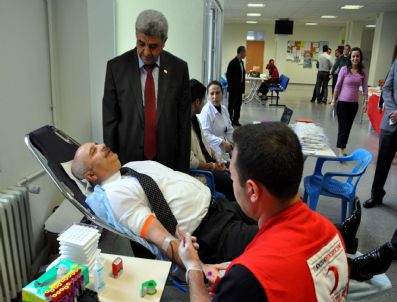 VEHBİ KOÇ - Rektör Gönüllü`den Kan Bağışı Kampanyasına Destek