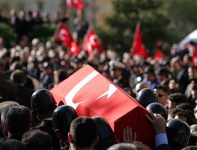 Şehit polisin baba ocağına ateş düştü