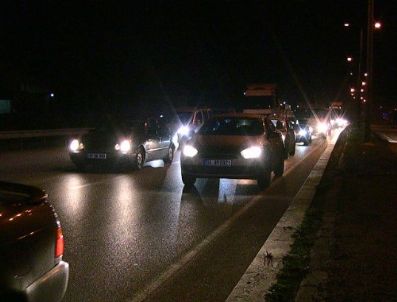 D 100 - Terör Protestosu İçin D 100 Karayolunu Trafiğe Kapattılar.