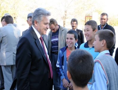 BEKİR AKSOY - Vali Kahraman, Boyalıtepe Köyünü Ziyaret Etti