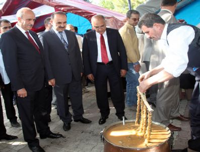 SÜLEYMAN SELMANOĞLU - Elazığ`da Vatandaşlara Üzüm ve Orcik İkramı