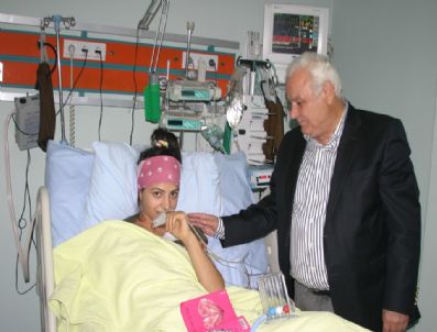 RECEP GÜVEN - Siirt Valisi Çolak Terör Saldırısında Yaralanan Nuran Evi`ni Ziyaret Etti