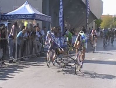 İSMAIL AKSOY - Uluslararası bisiklet yarışması`nda inanılmaz kaza