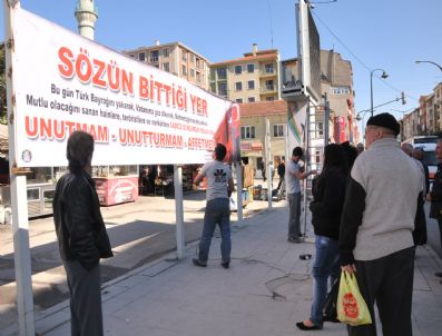 AHMET BERBEROĞLU - Başkandan Teröre Afişli Tepki