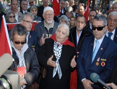EDIRNEKAPı - Gazi ve Şehit Yakınları Edirnekapı Şehitliğinde Terörü Protesto Etti