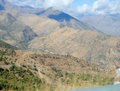 Hakkari Valisi, Çukurca`da Saldırıya Uğrayan Yerleri İnceledi