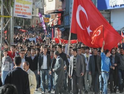 Kilis`te 5 Bin Kişi Pkk`ya Tepki Yürüyüşü Gerçekleştirdi