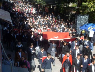 Kırıkkale`de Öğrenciler Şehitler İçin Yürüdü