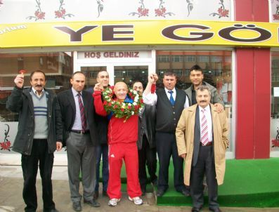 Şampiyon Çiçeklerle Karşılandı