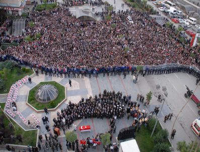Samsun Şehidini Bağrına Bastı
