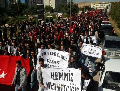 Selçuk Üniversitesi Öğrencileri Terörü Protesto Etti