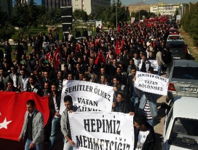 Selçuk Üniversitesi Öğrencileri Terörü Protesto Etti