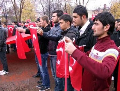 ÇARK CADDESI - Türkiye şehitleri için geceyi ayakda geçirdi