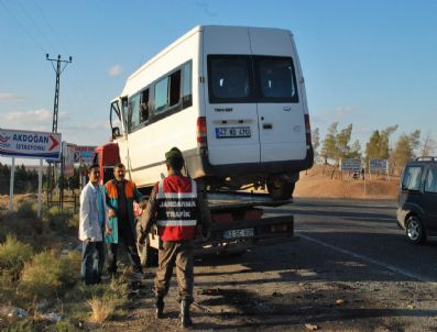 Yolcu Minibüsü Kaza Yaptı: 7 Yaralı