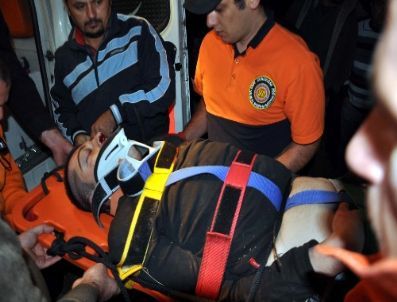 Dereye Uçan Otomobil Sürücüsü Ağır Yaralandı