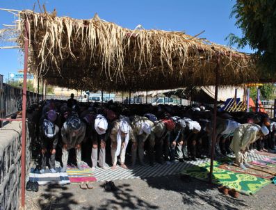 ADİLE NAŞİT - İdil`de Sivil Cuma Namazı