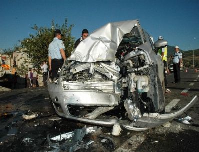 Otomobil Kamyonla Çarpıştı: 1 Ölü, 5 Yaralı
