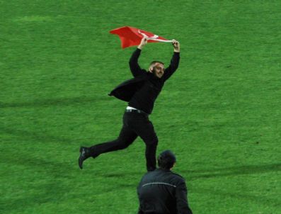 TOPHANE - Sahaya Atlayan Genç Asker Çıktı