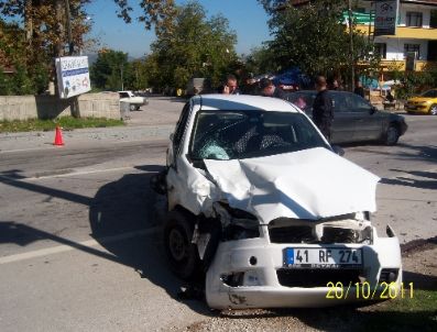 ORHAN ŞEN - Sapanca`da İki Ayrı Kazada 6 Kişi Yaralandı
