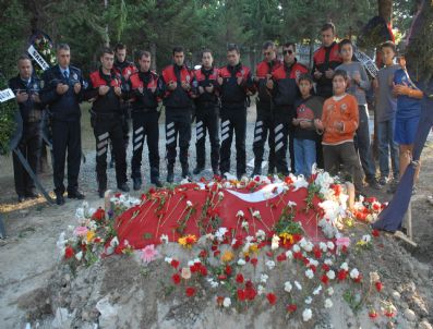 YUNUSLAR - Yunuslar Şehit Askerin Mezarını Ziyaret Etti