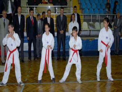 SONER ZEYBEK - Amatör Kulüplere Malzeme Yardımı