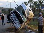 Antalya`da Turistleri Taşıyan Minibüs Kaza Yaptı: 10 Yaralı