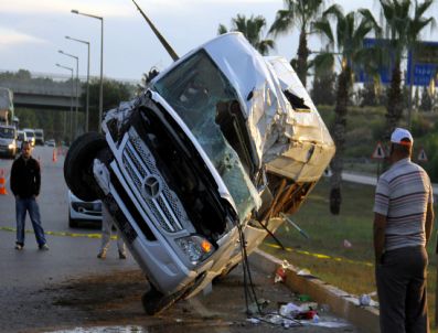 Antalya`da Turistleri Taşıyan Minibüs Kaza Yaptı: 10 Yaralı