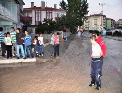 BAHRİYE ÜÇOK - Edirne`de Patlayan Boru Caddeleri Su Altında Bıraktı