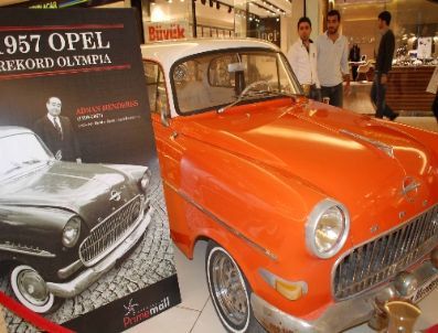 İskenderun Otoshow Fuarı`nda Antika Araçlar İlgi Odağı Oldu