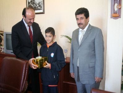 Kaymakam Özyiğit, Dakikada 12 Bin Kelime Okuyan Öğrenciyi Ödüllendirdi