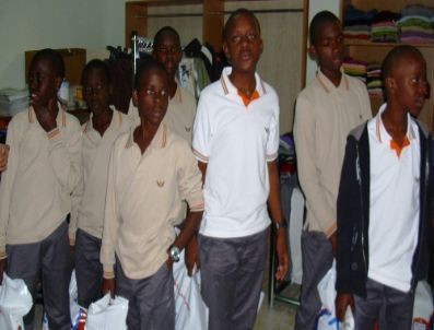 Kimse Yok Mu Derneği Ugandalı Öğrencileri Giydirdi