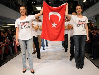 MERVE BÜYÜKSARAÇ - Mankenler Podyumda Türk Bayrağıyla Yürüdü